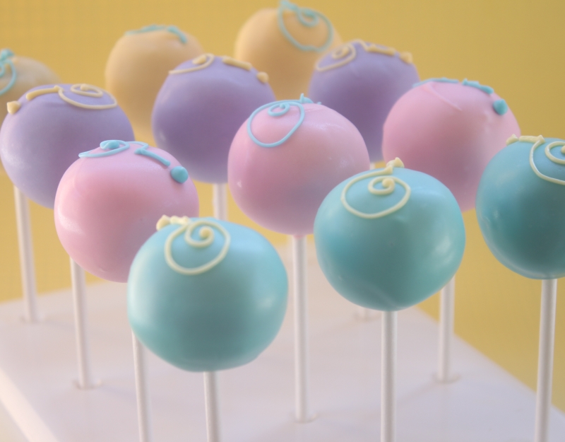 Rainbow and cloud cake pops - Chickabug