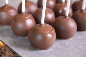 Dip Heavenly Cake Pops Made by Easy Roller