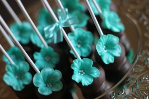 Royal Icing Petunia's on Cake Pops by HCP-Easy Roller